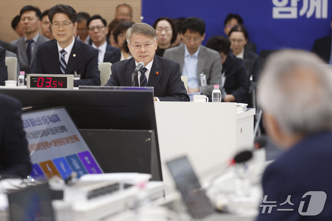 (광주=뉴스1) 김태성 기자 = 민형배 전남광주통합특별시장 22일 전남광주통합특별시 광주청사 중회의실에서 열린 국회 행정안전위원회 국정 감사에서 답변하고 있다. 2026.10.22 …