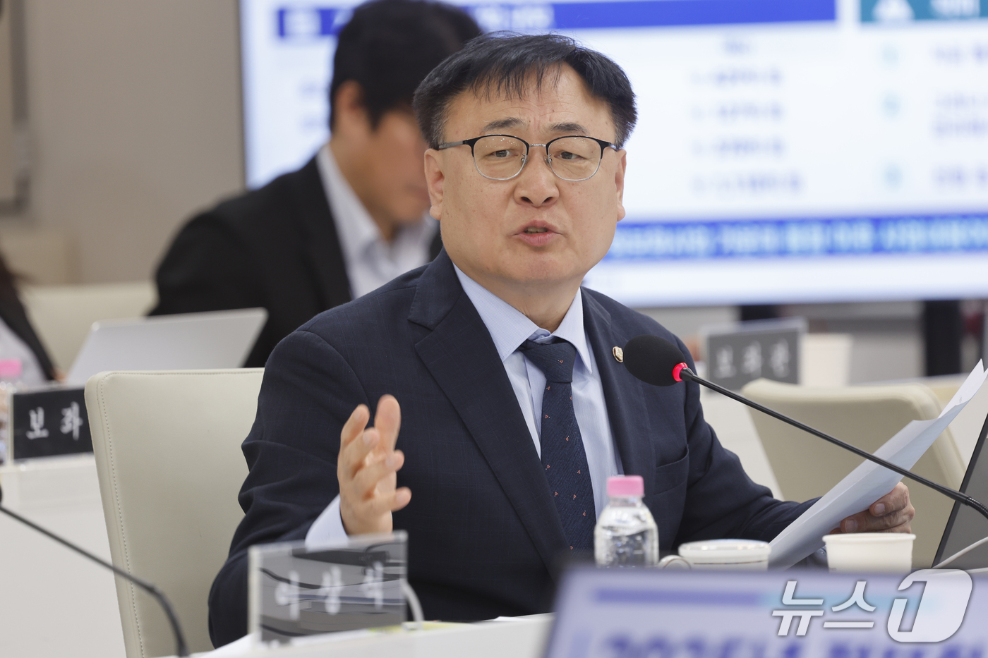 (광주=뉴스1) 김태성 기자 = 이광희 더불어민주당 의원(충북 청주시 서원구)이 22일 전남광주통합특별시 광주청사 중회의실에서 열린 국회 행정안전위원회 국정 감사에서 질의하고 있다 …