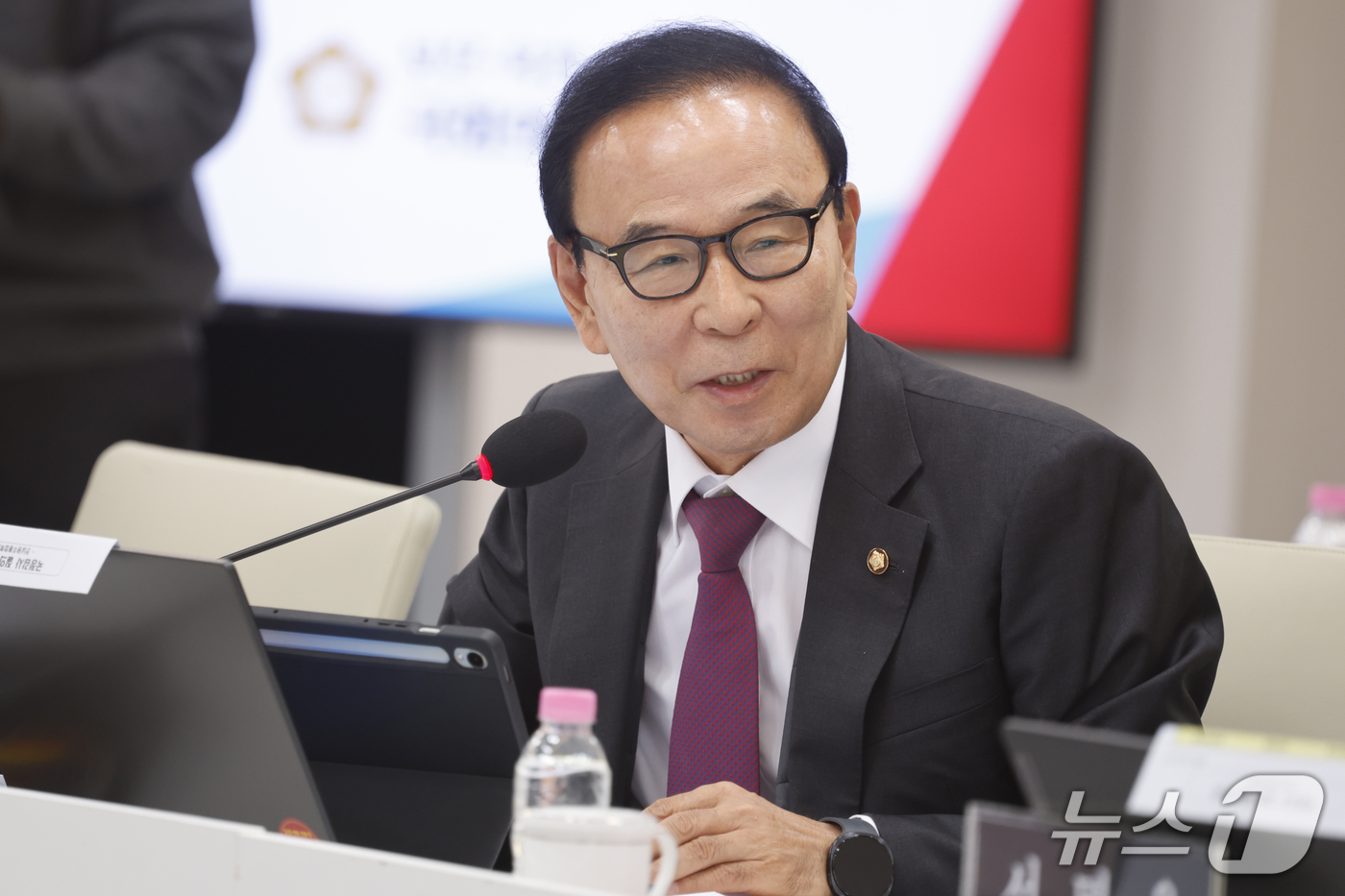 (광주=뉴스1) 김태성 기자 = 박덕흠 국민의힘 의원(충북 보은옥천영동괴산)이 22일 전남광주통합특별시 광주청사 중회의실에서 열린 국회 행정안전위원회 국정 감사에서 질의하고 있다. …