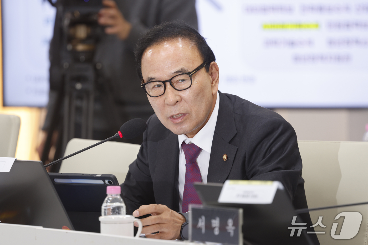 (광주=뉴스1) 김태성 기자 = 박덕흠 국민의힘 의원(충북 보은옥천영동괴산)이 22일 전남광주통합특별시 광주청사 중회의실에서 열린 국회 행정안전위원회 국정 감사에서 질의하고 있다. …