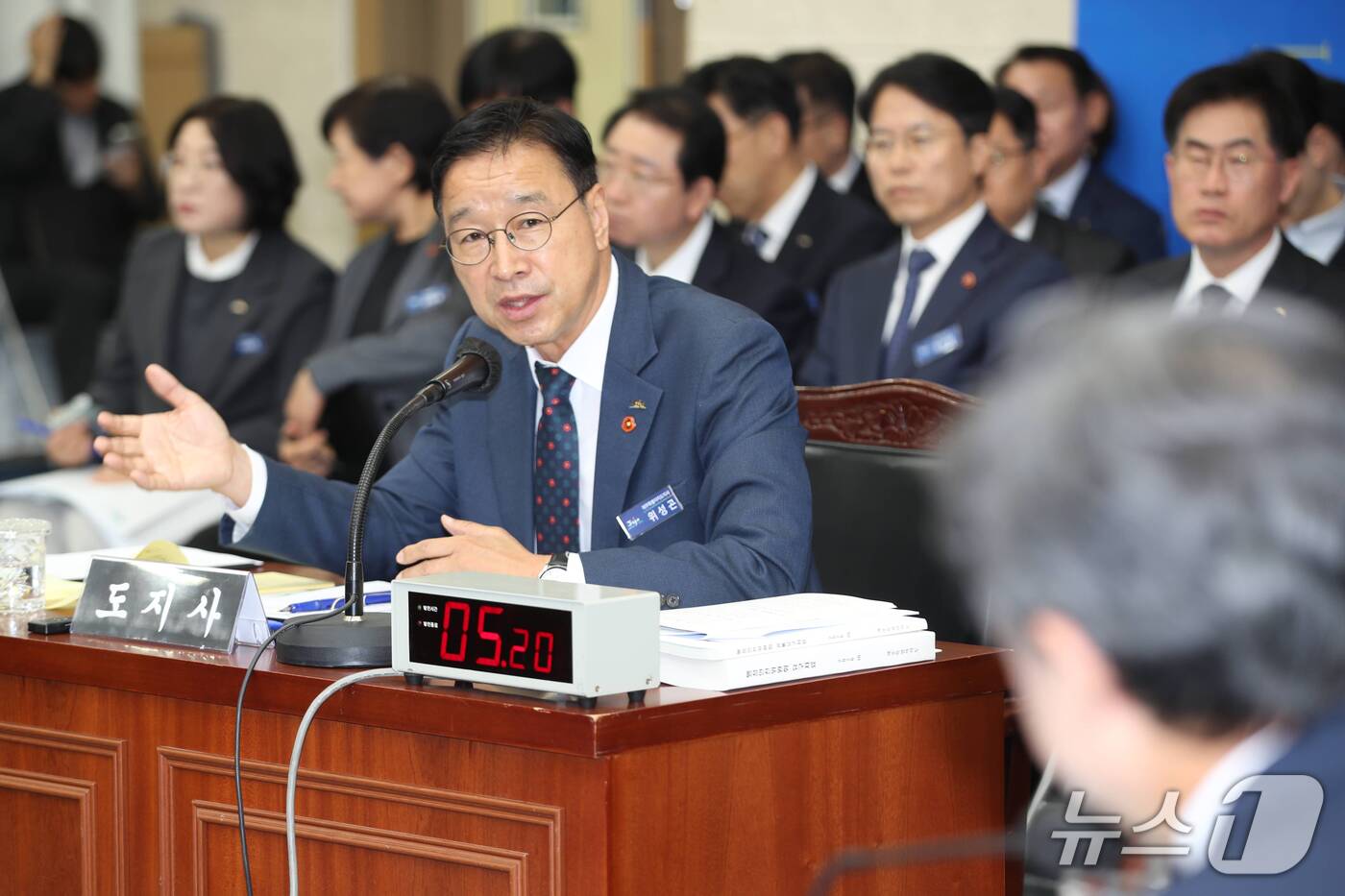 (제주=뉴스1) 오미란 기자 = 위성곤 제주특별자치도지사가 22일 오전 제주도청 탐라홀에서 열린 국회 행정안전위원회의 제주도 국정감사에서 답변하고 있다. 2026.10.22/뉴스1 …