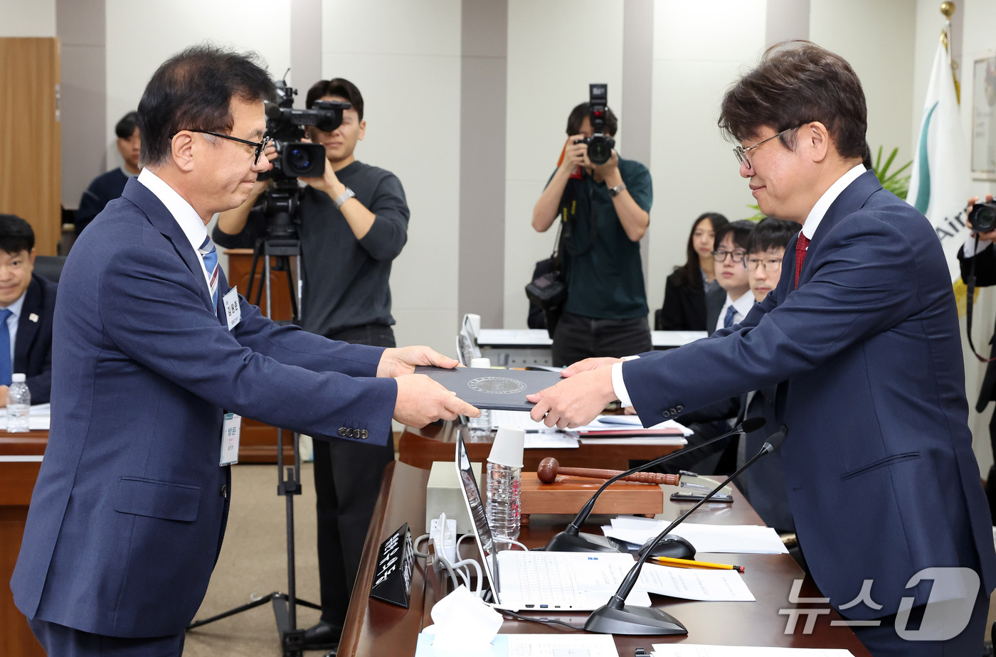 (인천공항=뉴스1) 공항사진기자단 = 김원준 한국공항공사 사장이 22일 인천 영종도 인청공항공사에서 열린 국토교통위원회의 인천국제공항공사, 한국공항공사, 가덕도신공항건설공단, 항공 …