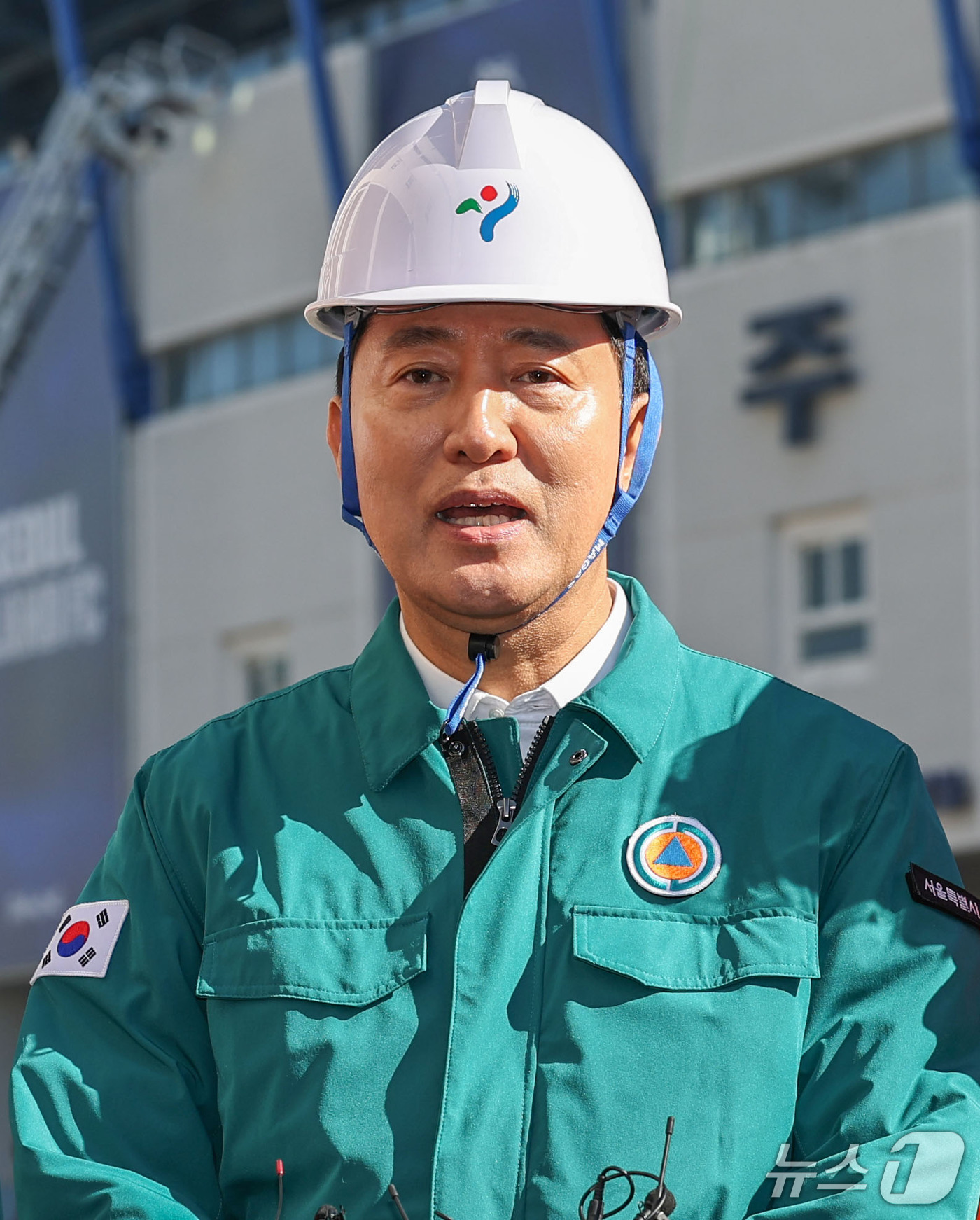 (서울=뉴스1) 이종수 기자 = 오세훈 서울시장이 22일 서울 양천구 목동종합운동장에서 열린 ‘2026 재난대응 안전한국훈련’ 참석을 마치고 브리핑하고 있다. 2026.10.22/ …