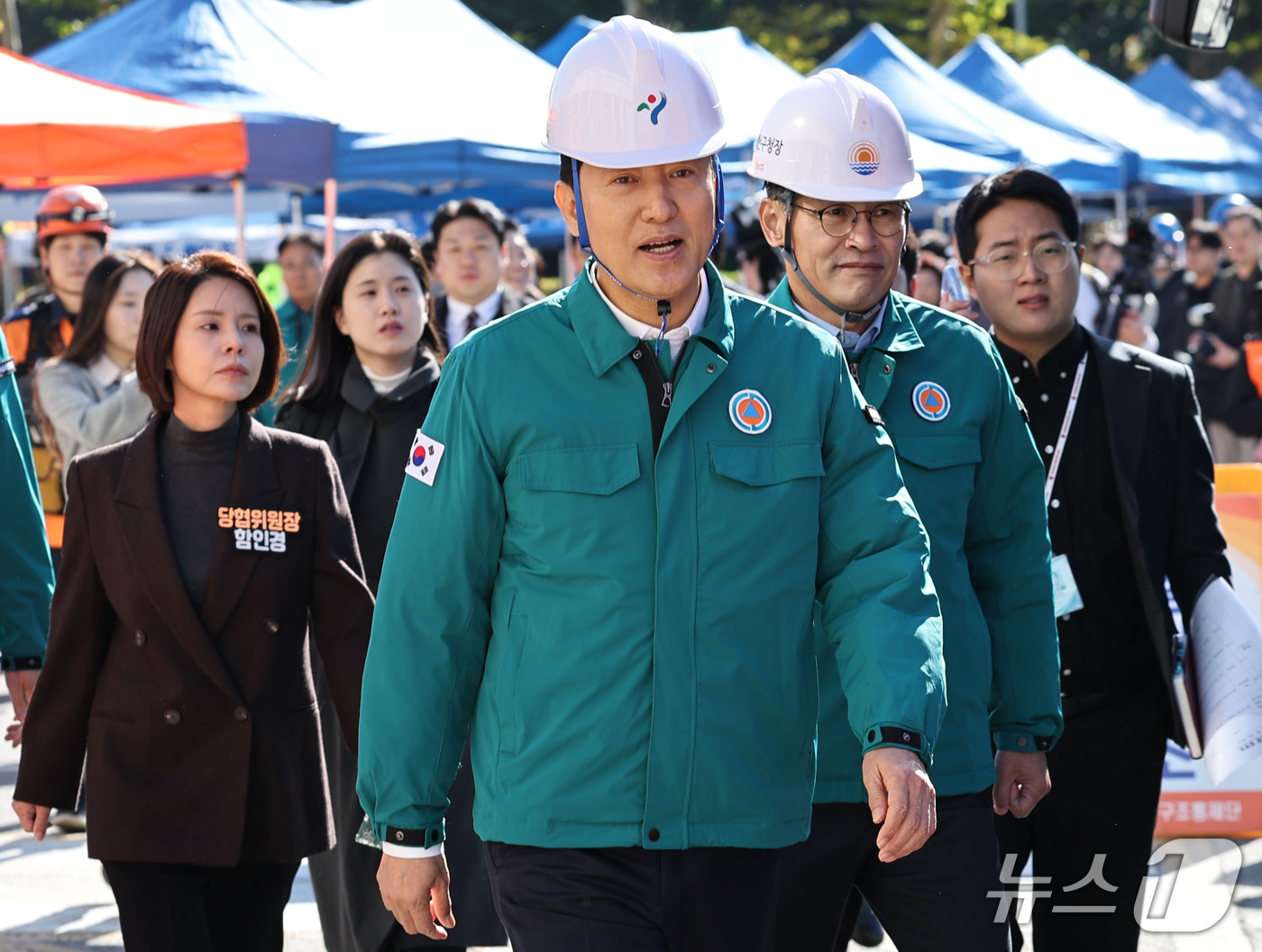 (서울=뉴스1) 이종수 기자 = 오세훈 서울시장이 22일 서울 양천구 목동종합운동장에서 열린 ‘2026 재난대응 안전한국훈련’에서 현장을 점검하고 있다. 2026.10.22/뉴스1 …