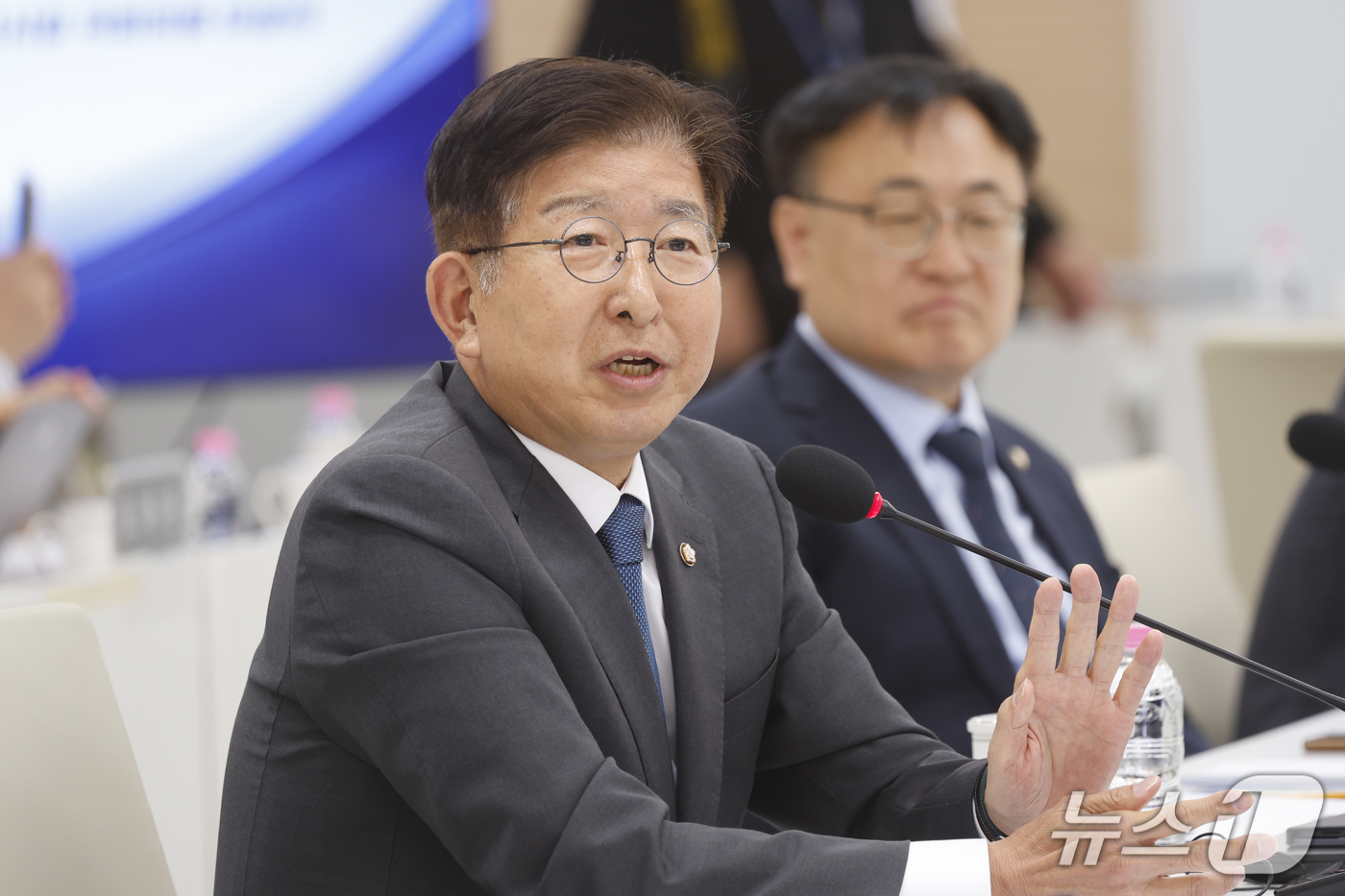 (광주=뉴스1) 김태성 기자 = 이상식 더불어민주당 의원(경기 용인갑)이 22일 전남광주통합특별시 광주청사 중회의실에서 열린 국회 행정안전위원회 국정 감사에서 질의하고 있다. 20 …
