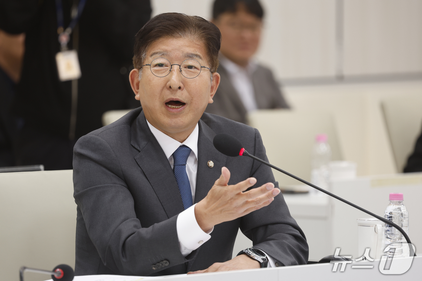 (광주=뉴스1) 김태성 기자 = 이상식 더불어민주당 의원(경기 용인갑)이 22일 전남광주통합특별시 광주청사 중회의실에서 열린 국회 행정안전위원회 국정 감사에서 질의하고 있다. 20 …