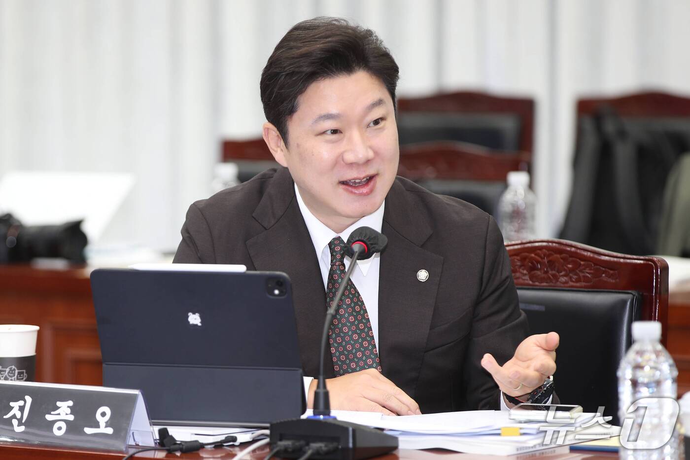 (제주=뉴스1) 오미란 기자 = 진종오 국민의힘 의원이 22일 오전 제주도청 탐라홀에서 열린 국회 행정안전위원회의 제주도 국정감사에서 질의하고 있다. 2026.10.22/뉴스1