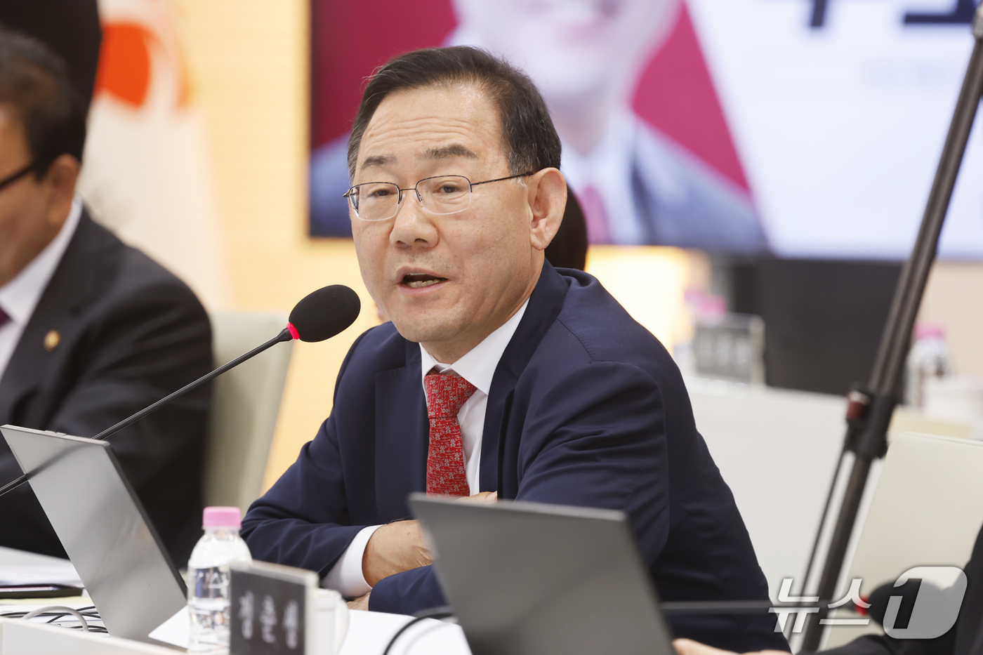 (광주=뉴스1) 김태성 기자 = 주호영 국민의힘 의원(대구 수성갑)이 22일 전남광주통합특별시 광주청사 중회의실에서 열린 국회 행정안전위원회 국정 감사에서 질의하고 있다. 2026 …