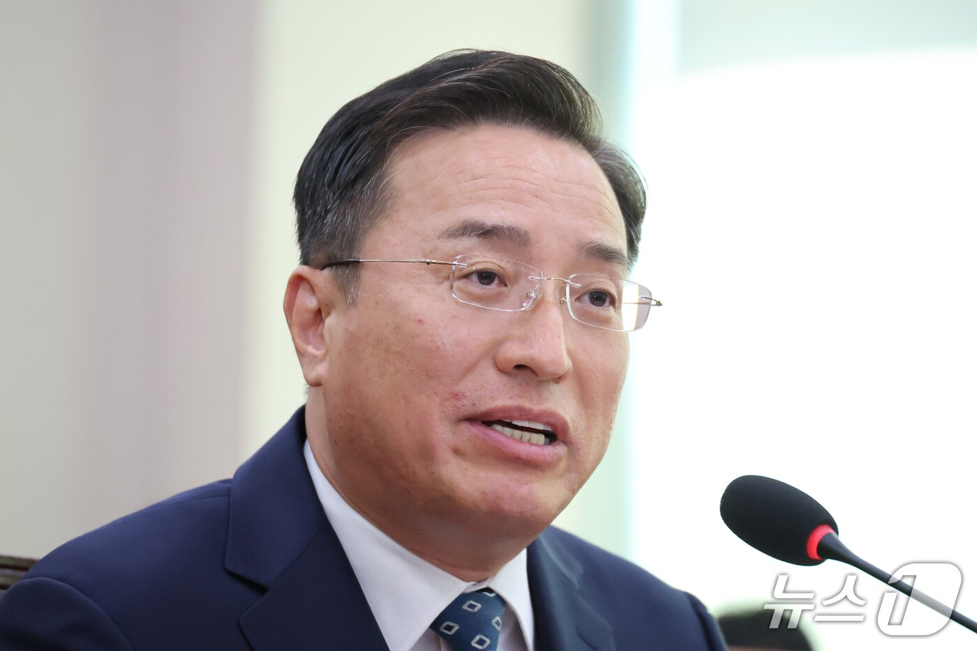 본문 이미지 - 이정현 검찰총장 직무대행이 22일 서울 여의도 국회에서 열린 법제사법위원회의 공소청에 대한 국정감사에서 의원 질의에 답변하고 있다. 2026.10.22 ⓒ 뉴스1 신웅수 기자
