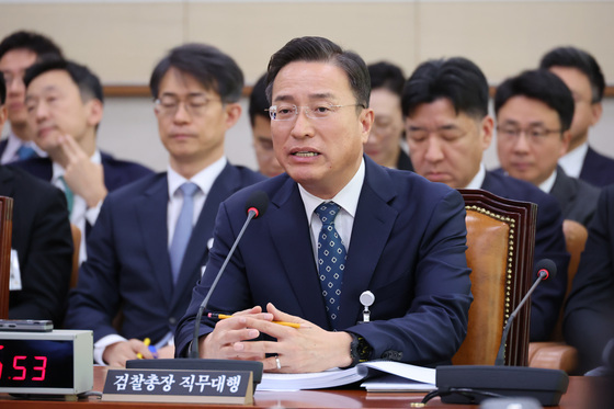 검찰총장 대행, '정치검사' 지적에 "흑을 백이라 한 적 없다, 동의 못해"