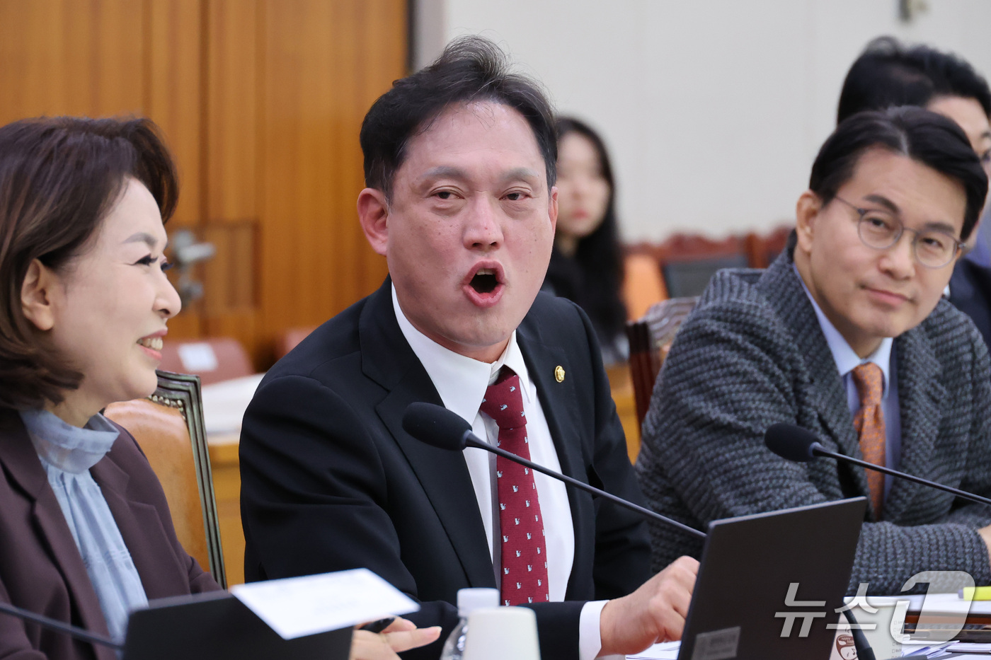 (서울=뉴스1) 신웅수 기자 = 김태규 국민의힘 의원이 22일 서울 여의도 국회에서 열린 법제사법위원회의 공소청에 대한 국정감사에서 서영교 위원장에게 항의하고 있다. 2026.10 …