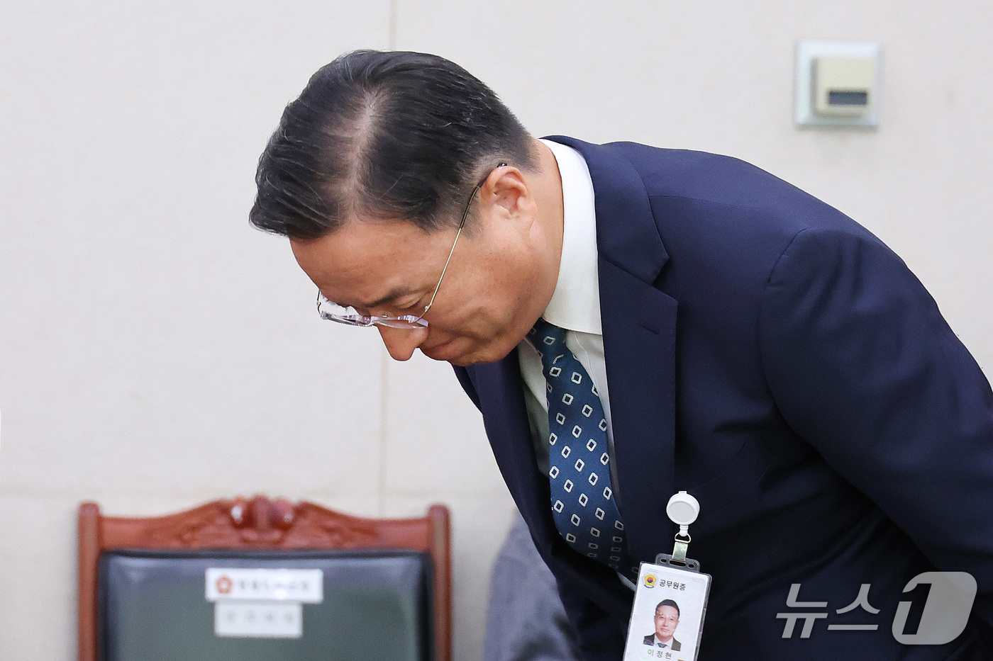 (서울=뉴스1) 신웅수 기자 = 이정현 검찰총장 직무대행이 22일 서울 여의도 국회에서 열린 법제사법위원회의 공소청에 대한 국정감사에서 인사하고 있다. 2026.10.22/뉴스1