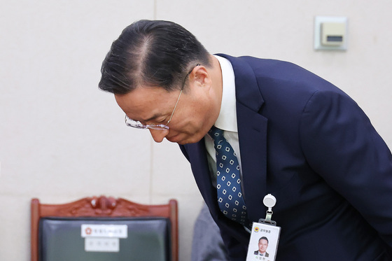 [국감] 인사하는 이정현 공소청장 직무대행