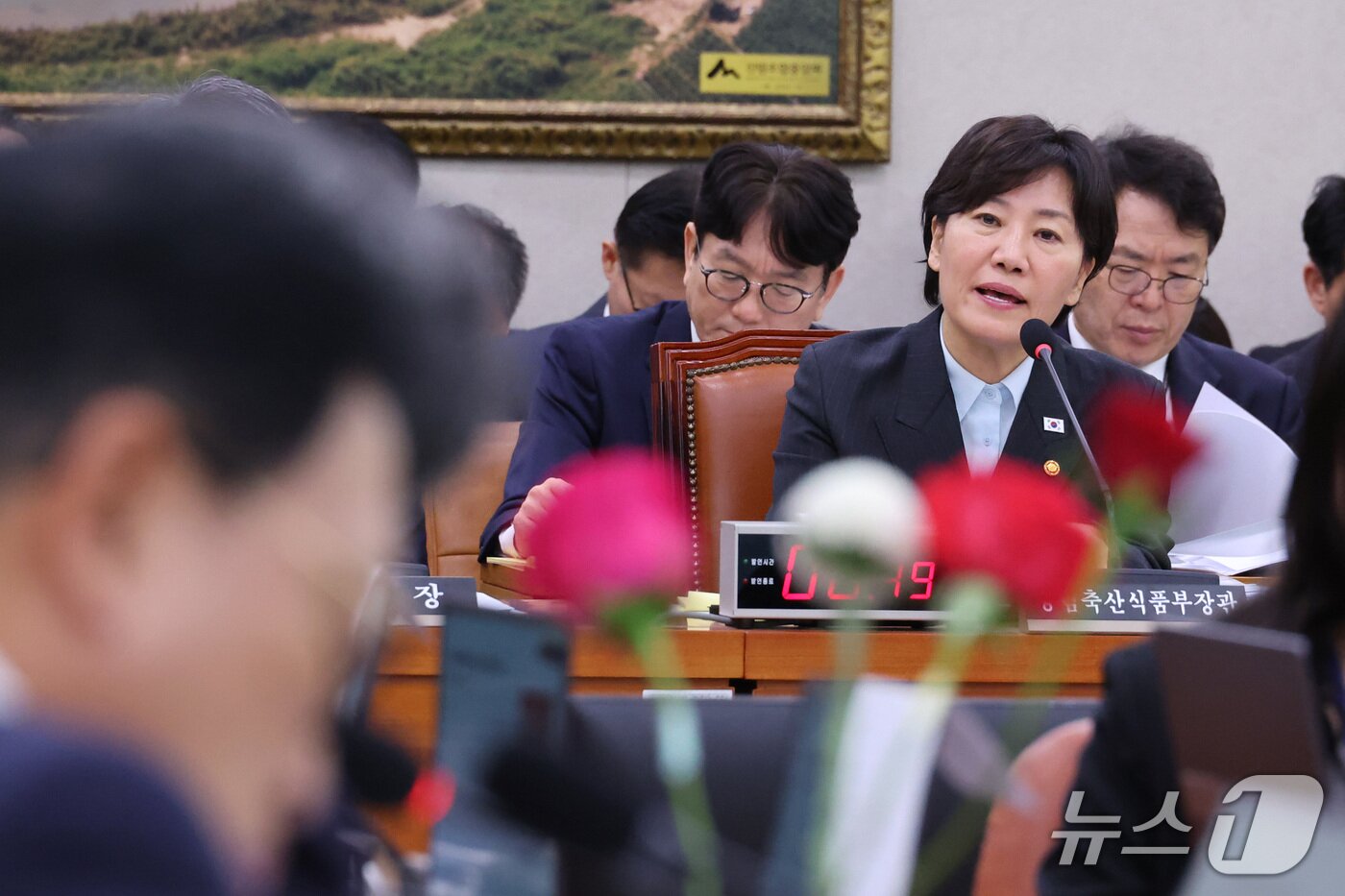 본문 이미지 - 송미령 농림축산식품부 장관이 22일 서울 여의도 국회에서 열린 농림축산식품해양수산위원회의 농림축산식품부 등에 대한 종합감사에서 의원 질의에 답변하고 있다. 2026.10.22 ⓒ 뉴스1 신웅수 기자