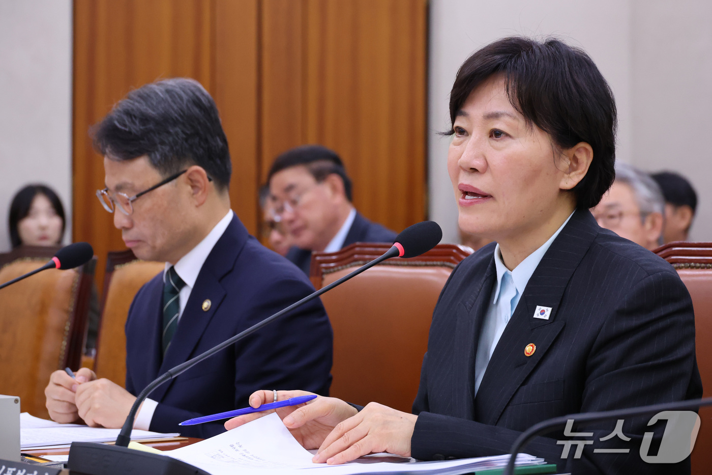 (서울=뉴스1) 신웅수 기자 = 송미령 농림축산식품부 장관이 22일 서울 여의도 국회에서 열린 농림축산식품해양수산위원회의 농림축산식품부 등에 대한 종합감사에서 의원 질의에 답변하고 …