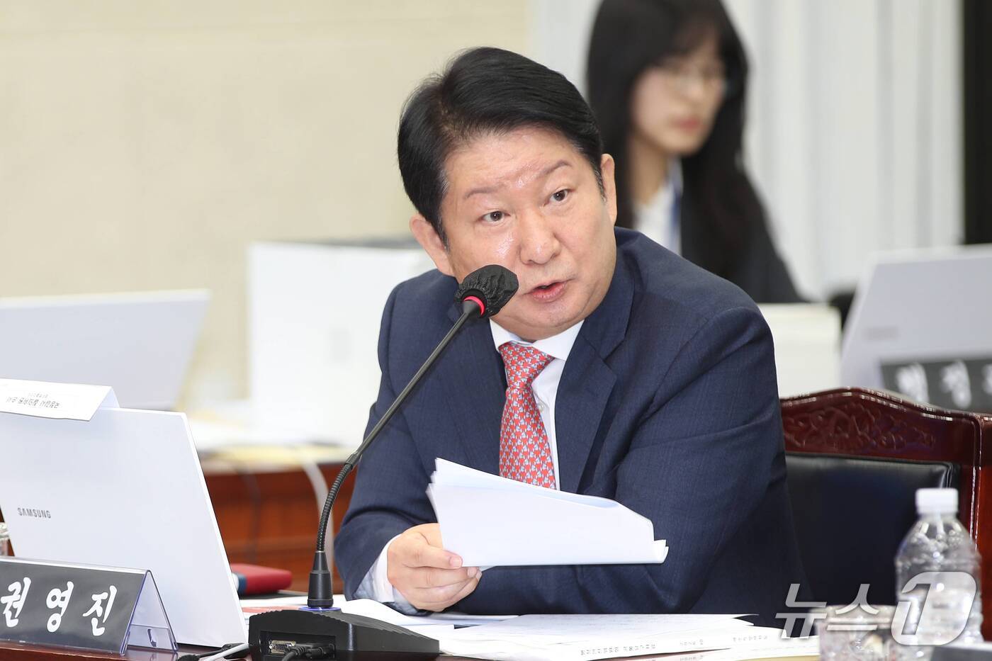 본문 이미지 - 권영진 국민의힘 의원이 22일 오전 제주도청 탐라홀에서 열린 국회 행정안전위원회의 제주도 국정감사에서 질의하고 있다. 2026.10.22 ⓒ 뉴스1 오미란 기자