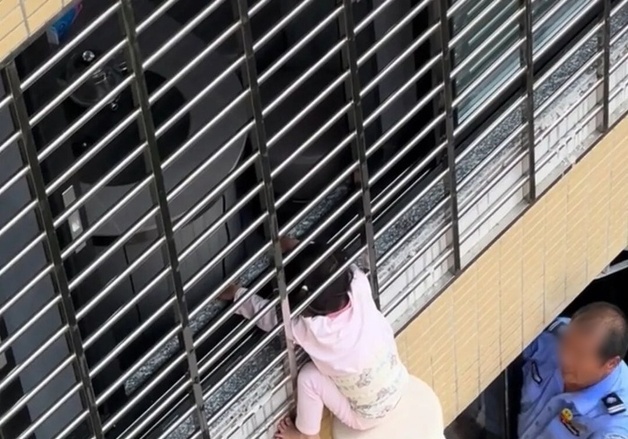 아빠 야근 출근 뒤, 12층 아파트 창밖 3세 여아 대롱대롱 '극적 구조'