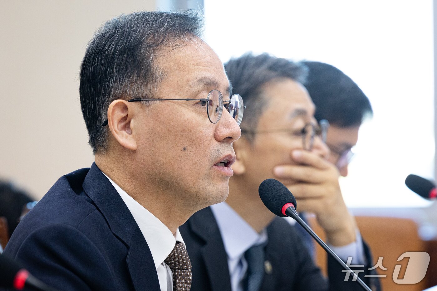 본문 이미지 - 이형일 부총리 겸 재정경제부 장관이 22일 서울 여의도 국회에서 열린 재정경제기획위원회의 재정경제부 등에 대한 국정감사 종합감사에 출석해 의원 질의에 답하고 있다. 2026.10.22 ⓒ 뉴스1 유승관 기자