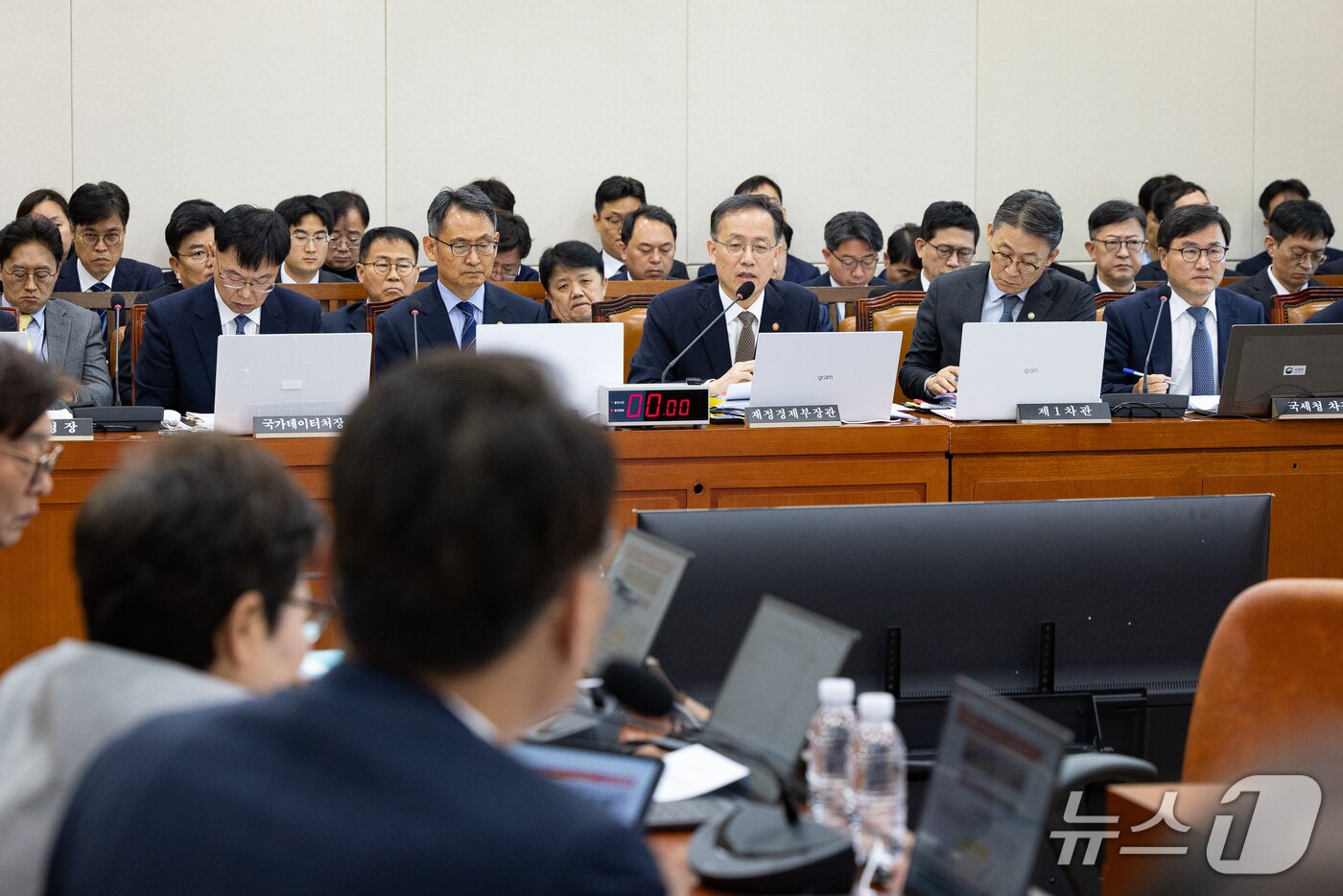 본문 이미지 - 이형일 부총리 겸 재정경제부 장관이 22일 서울 여의도 국회에서 열린 재정경제기획위원회의 재정경제부 등에 대한 국정감사 종합감사에 출석해 의원 질의에 답하고 있다. ⓒ 뉴스1 유승관 기자