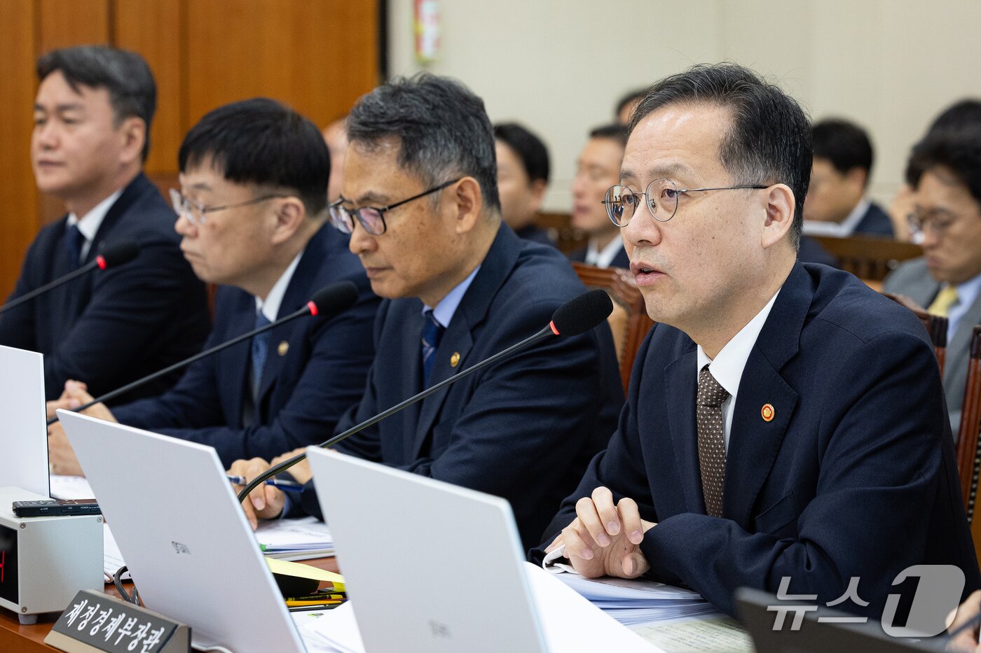 본문 이미지 - 이형일 부총리 겸 재정경제부 장관이 22일 서울 여의도 국회에서 열린 재정경제기획위원회의 재정경제부 등에 대한 국정감사 종합감사에 출석해 의원 질의에 답하고 있다. 2026.10.22 ⓒ 뉴스1 유승관 기자
