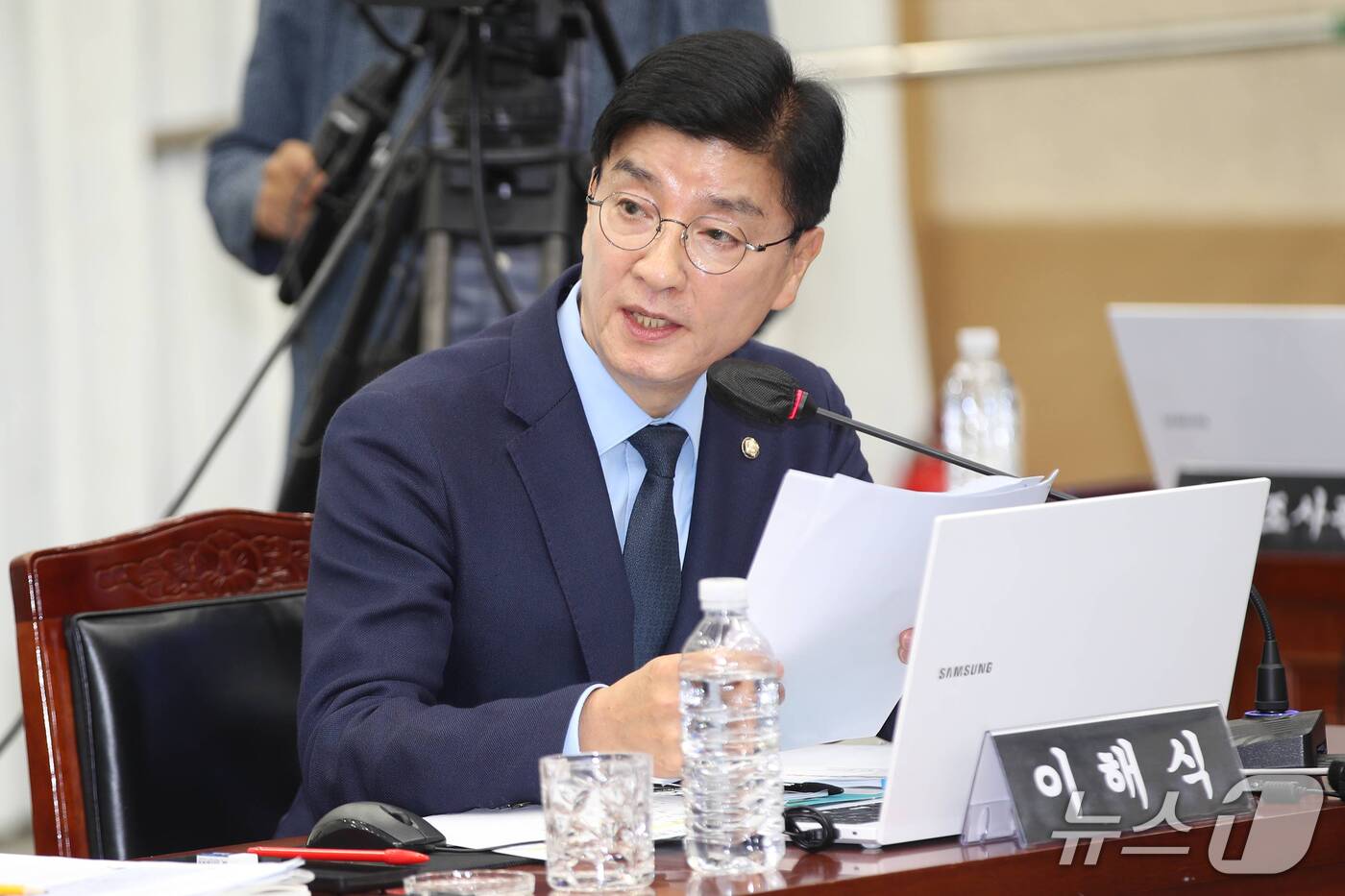(제주=뉴스1) 오미란 기자 = 이해식 더불어민주당 의원이 22일 오전 제주도청 탐라홀에서 열린 국회 행정안전위원회의 제주도 국정감사에서 질의하고 있다. 2026.10.22/뉴스1 …