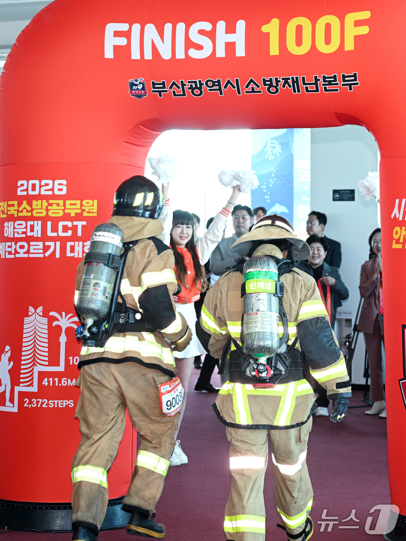 (부산=뉴스1) 윤일지 기자 = 22일 부산 해운대구 엘시티에서 열린 '2026 전국소방공무원 해운대 엘시티(LCT) 계단오르기 대회'에 참가한 소방관들이 100층 결승선에 도착하 …