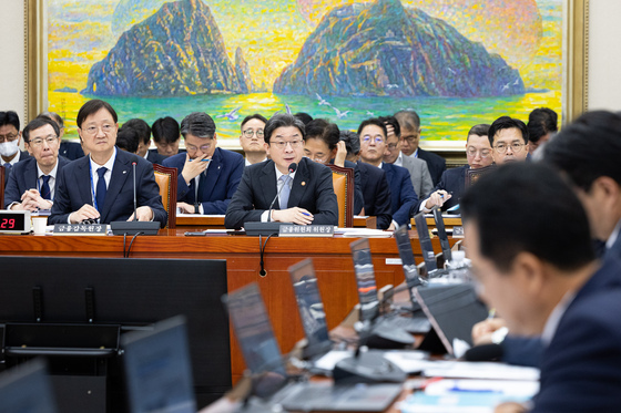 정무위 野 "ETF 도입은 靑 참사"…여야 대출 규제엔 '한목소리 질타'(종합)