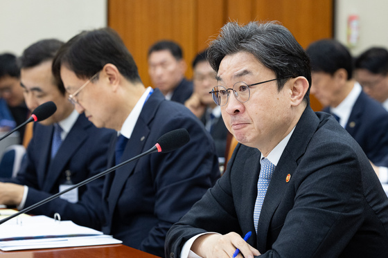 이강일 "가상자산 거래소도 토큰증권 시장 참여해야"…이억원 "검토"