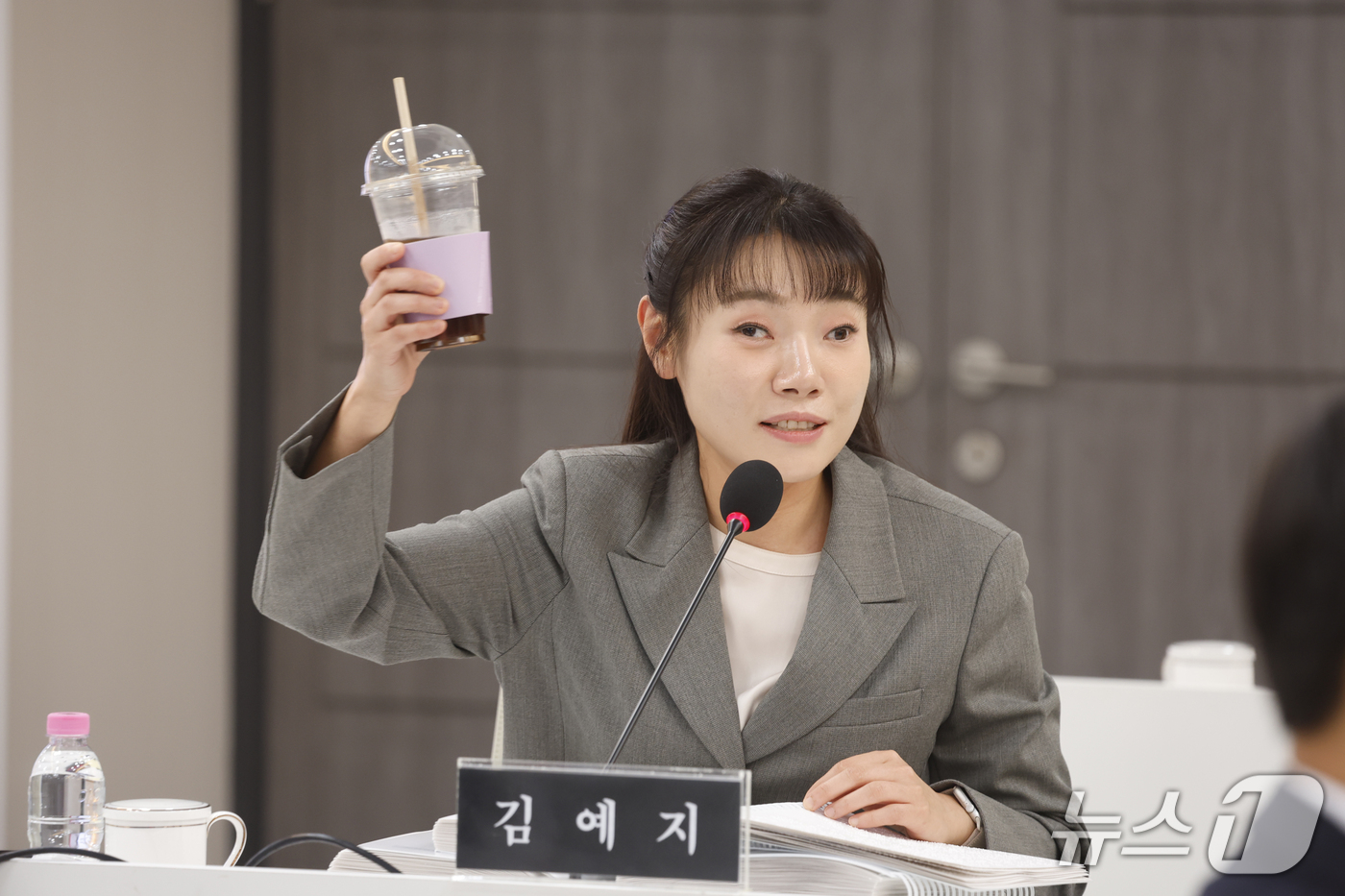 (광주=뉴스1) 김태성 기자 = 김예지 국민의힘 의원(비례)이 22일 전남광주통합특별시 광주청사 중회의실에서 열린 국회 행정안전위원회 국정 감사에서 질의하고 있다. 2026.10. …