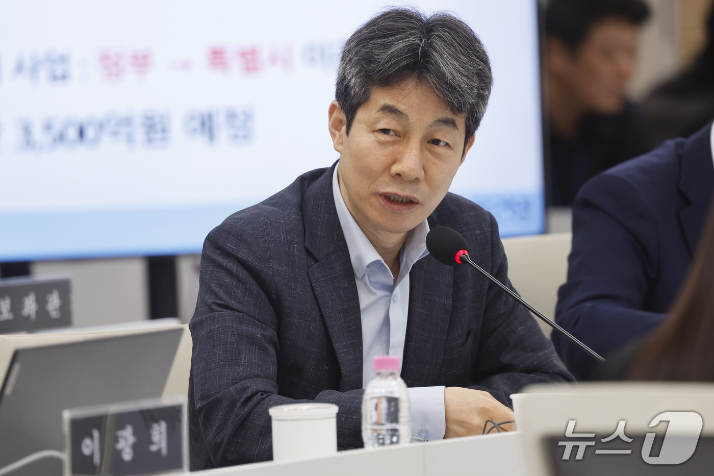 (광주=뉴스1) 김태성 기자 = 윤건영 더불어민주당 의원(서울 구로구을)이 22일 전남광주통합특별시 광주청사 중회의실에서 열린 국회 행정안전위원회 국정 감사에서 질의하고 있다. 2 …