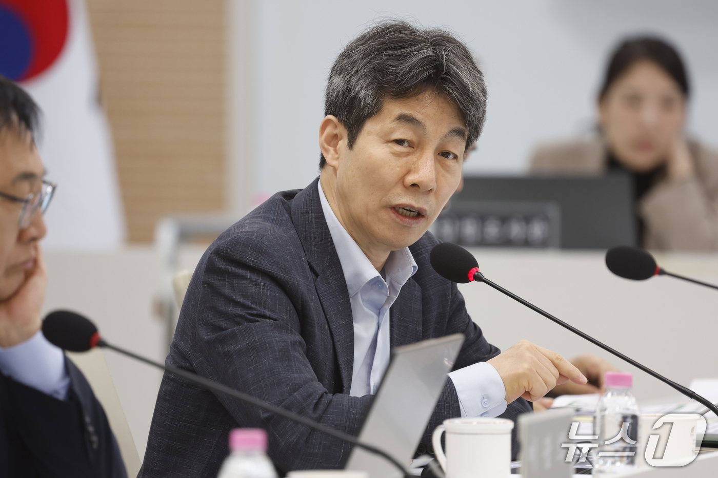 (광주=뉴스1) 김태성 기자 = 윤건영 더불어민주당 의원(서울 구로구을)이 22일 전남광주통합특별시 광주청사 중회의실에서 열린 국회 행정안전위원회 국정 감사에서 질의하고 있다. 2 …