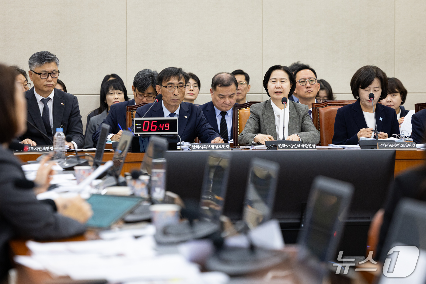 (서울=뉴스1) 유승관 기자 = 김수영 한국노인인력개발원장이 22일 서울 여의도 국회에서 열린 보건복지위원회의 한국노인인력개발원 등에 대한 국정감사에 출석해 의원 질의에 답하고 있 …
