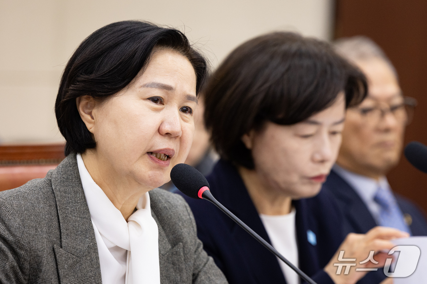 (서울=뉴스1) 유승관 기자 = 김수영 한국노인인력개발원장이 22일 서울 여의도 국회에서 열린 보건복지위원회의 한국노인인력개발원 등에 대한 국정감사에 출석해 의원 질의에 답하고 있 …