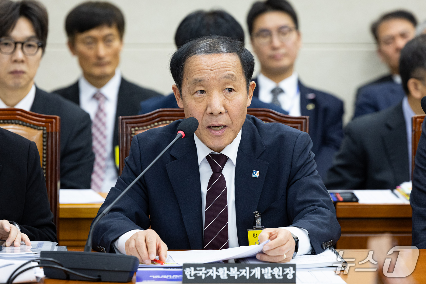 (서울=뉴스1) 유승관 기자 = 김경환 한국자활복지개발원장이 22일 서울 여의도 국회에서 열린 보건복지위원회의 한국노인인력개발원 등에 대한 국정감사에 출석해 의원 질의에 답하고 있 …