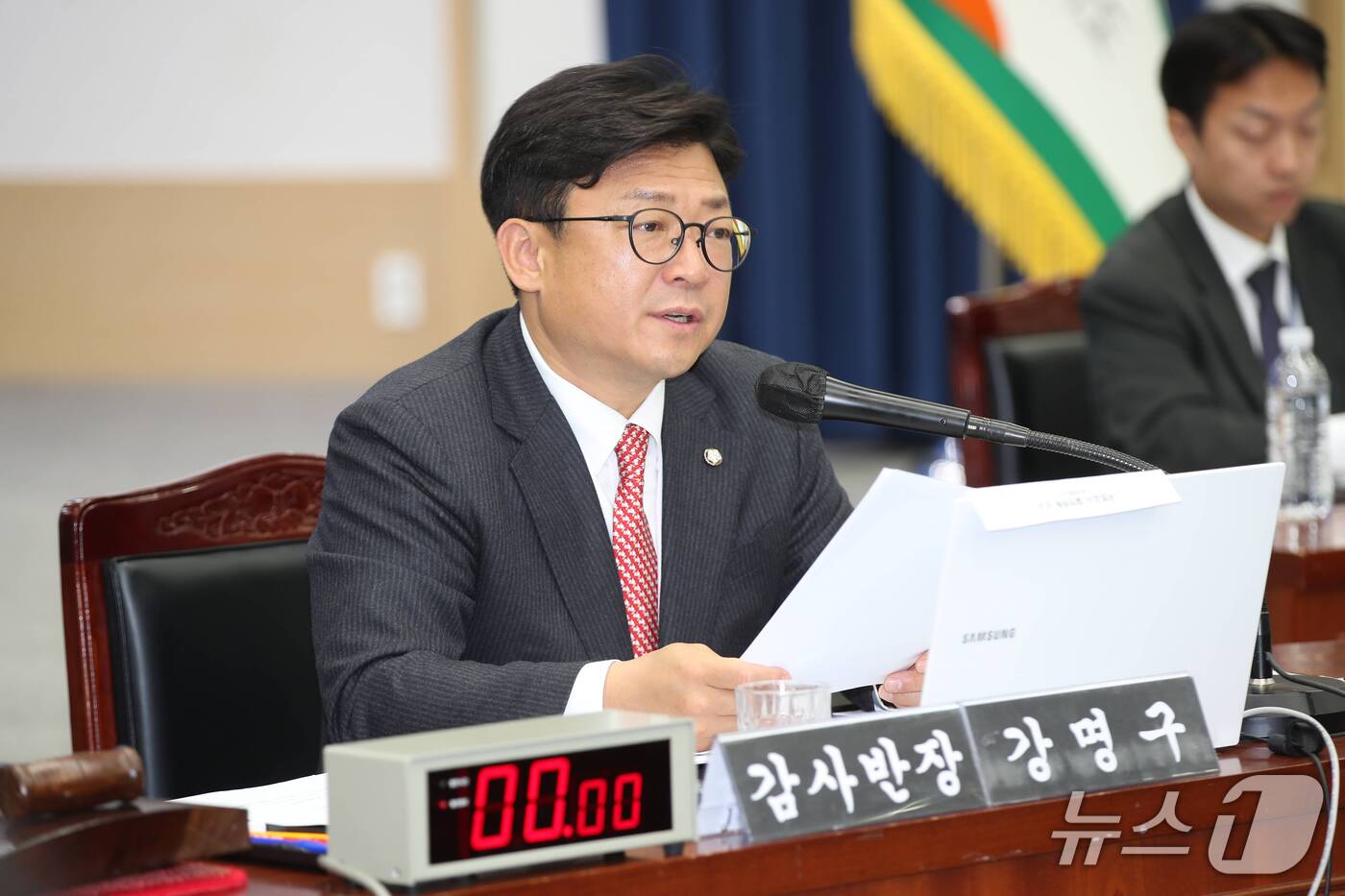 (제주=뉴스1) 오미란 기자 = 강명구 국민의힘 의원(감사반장)이 22일 오전 제주도청 탐라홀에서 열린 국회 행정안전위원회의 제주도 국정감사에서 질의하고 있다. 2026.10.22 …