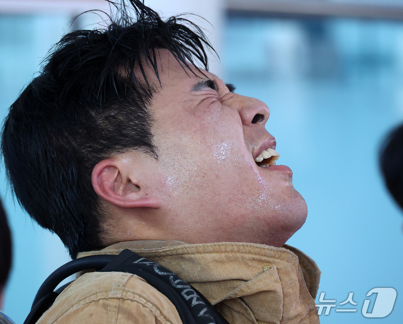 (부산=뉴스1) 윤일지 기자 = 22일 부산 해운대구 엘시티 랜드마크타워에서 열린 '2026 전국소방공무원 해운대 엘시티(LCT) 계단 오르기 대회'에 참가한 소방대원들이 완주 후 …