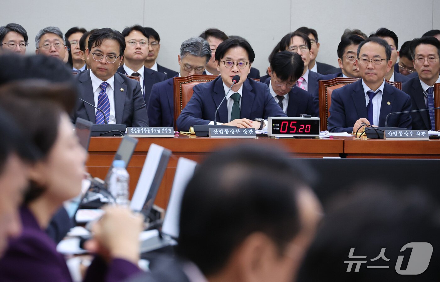본문 이미지 - 김정관 산업통상부 장관이 22일 서울 여의도 국회에서 열린 산업통상자원중소벤처기업위원회의 산업통상부 등에 대한 종합감사에서 의원 질의에 답변하고 있다. 2026.10.22 ⓒ 뉴스1 신웅수 기자