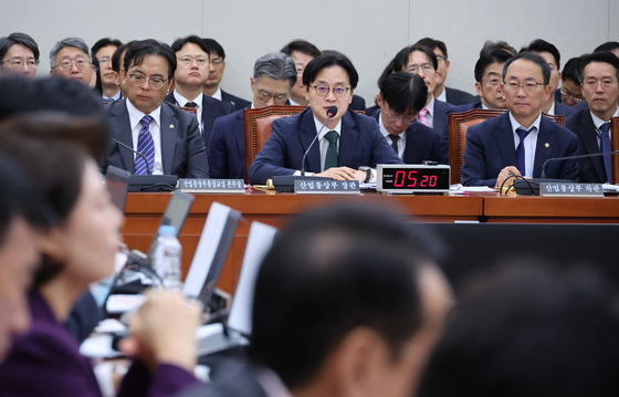 [국감] 의원 질의 답변하는 김정관 산업통상부 장관