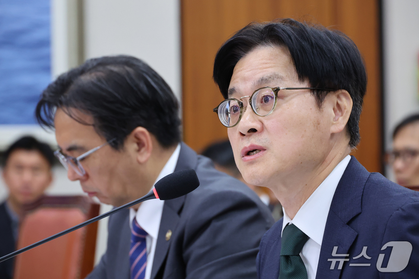 (서울=뉴스1) 신웅수 기자 = 김정관 산업통상부 장관이  22일 서울 여의도 국회에서 열린 산업통상자원중소벤처기업위원회의 산업통상부 등에 대한 종합감사에서 의원 질의에 답변하고 …