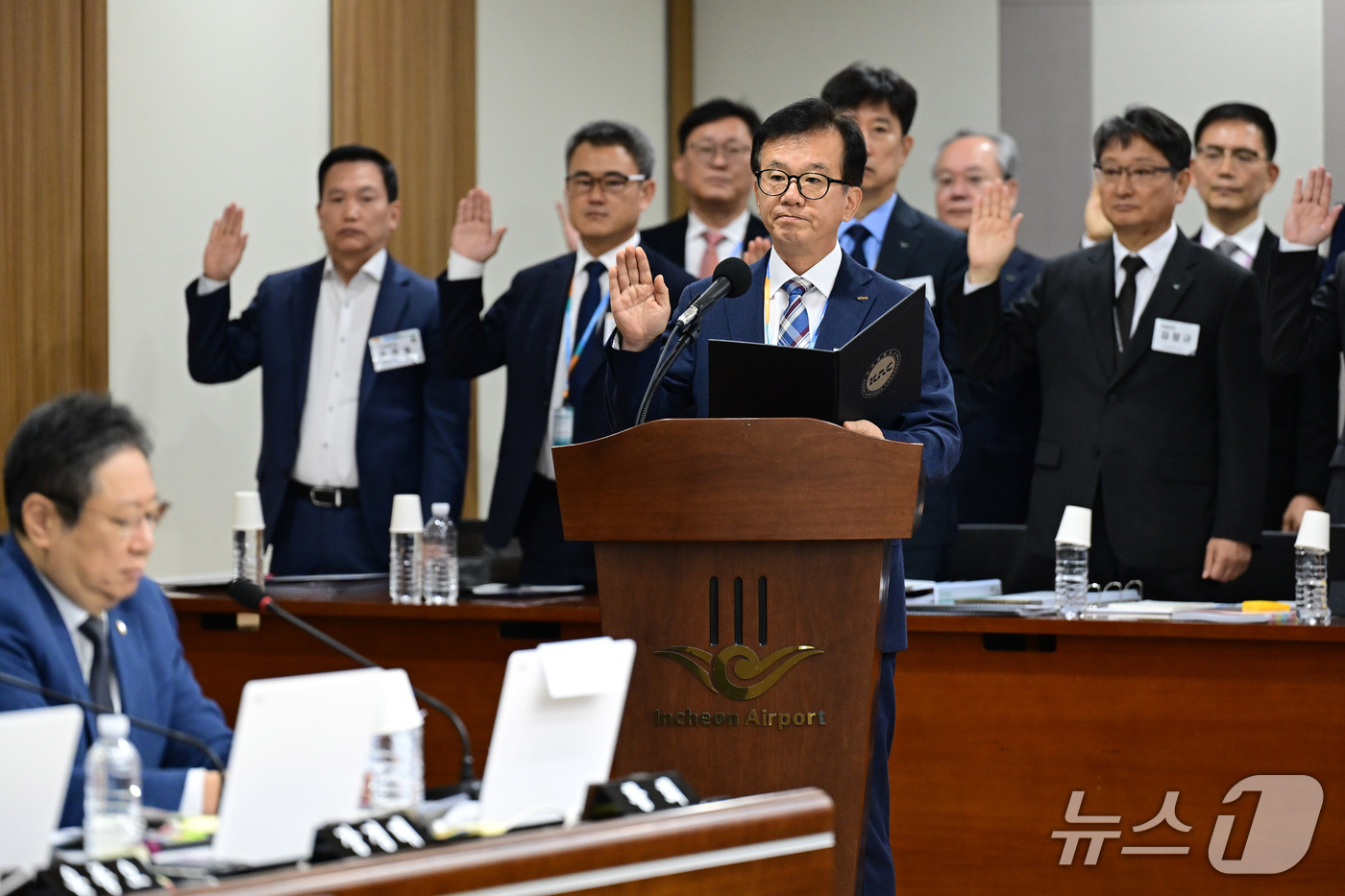 (인천공항=뉴스1) 공항사진기자단 = 김원준 한국공항공사 사장이 22일 오전 인천 영종구 인천국제공항공사에서 열린 국회 국토교통위원회의 인천국제공항공사, 한국공항공사 등에 대한 국 …