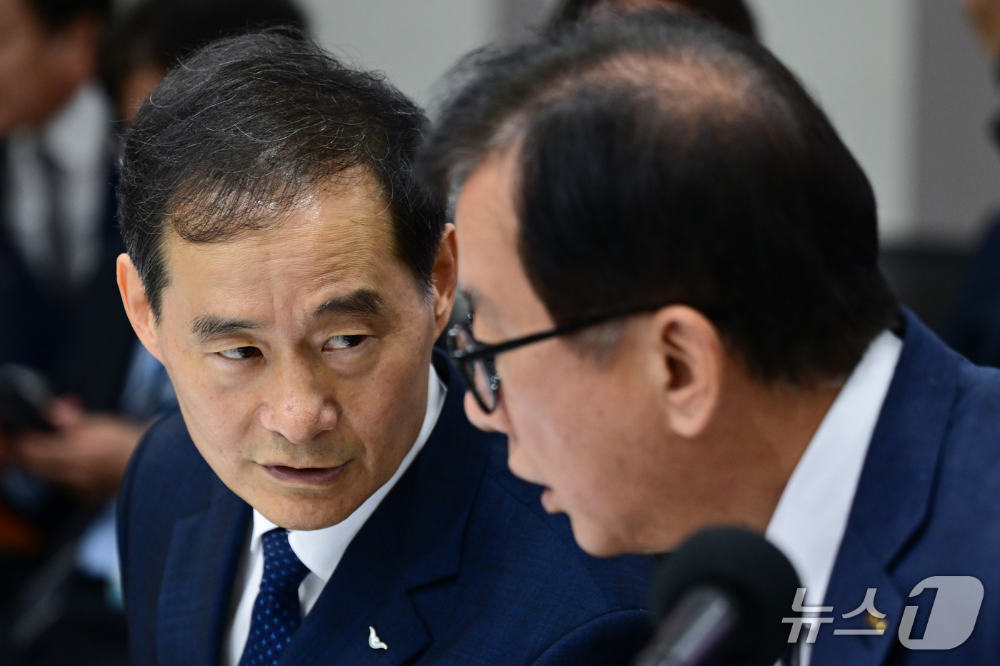 (인천공항=뉴스1) 공항사진기자단 = 김범호 인천공항공사 사장 직무대행과 김원준 한국공항공사 사장이 22일 오전 인천 영종구 인천국제공항공사에서 열린 국회 국토교통위원회의 인천국제 …