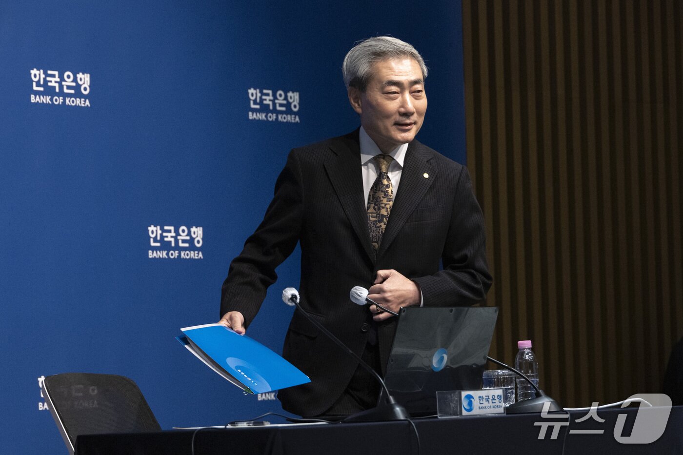 본문 이미지 - 신현송 한국은행 총재가 22일 서울 중구 한국은행에서 열린 금융통화위원회 통화정책방향 기자간담회에 참석하고 있다. 2026.10.22 ⓒ 뉴스1 사진공동취재단