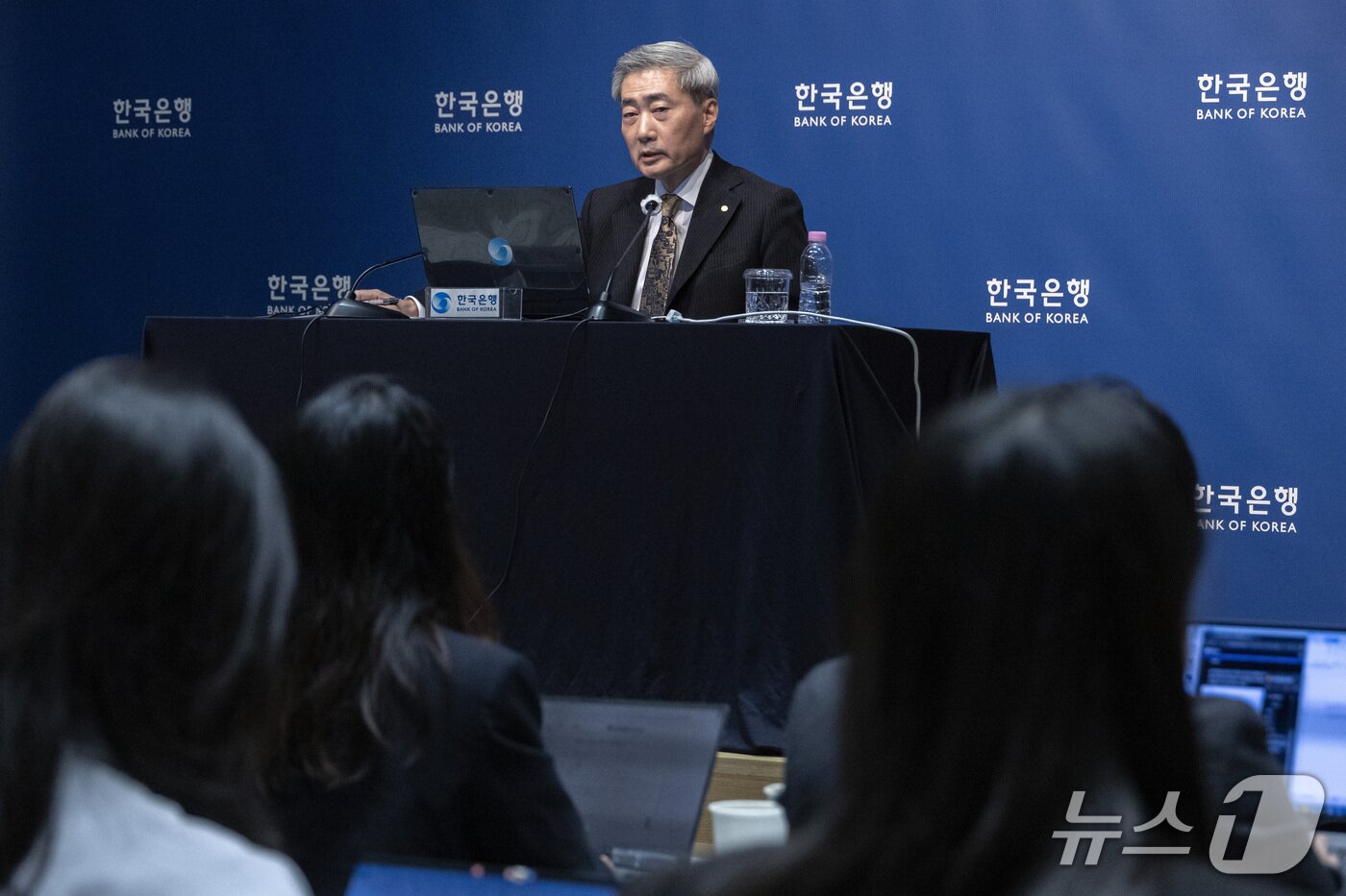 본문 이미지 - 신현송 한국은행 총재가 22일 서울 중구 한국은행에서 열린 금융통화위원회 통화정책방향 기자간담회에서 질의에 답하고 있다. 2026.10.22 ⓒ 뉴스1 사진공동취재단