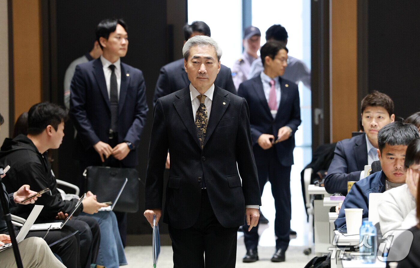 본문 이미지 - 신현송 한국은행 총재가 22일 서울 중구 한국은행에서 열린 금융통화위원회 통화정책방향 기자간담회에 참석하고 있다. 2026.10.22 ⓒ 뉴스1 사진공동취재단