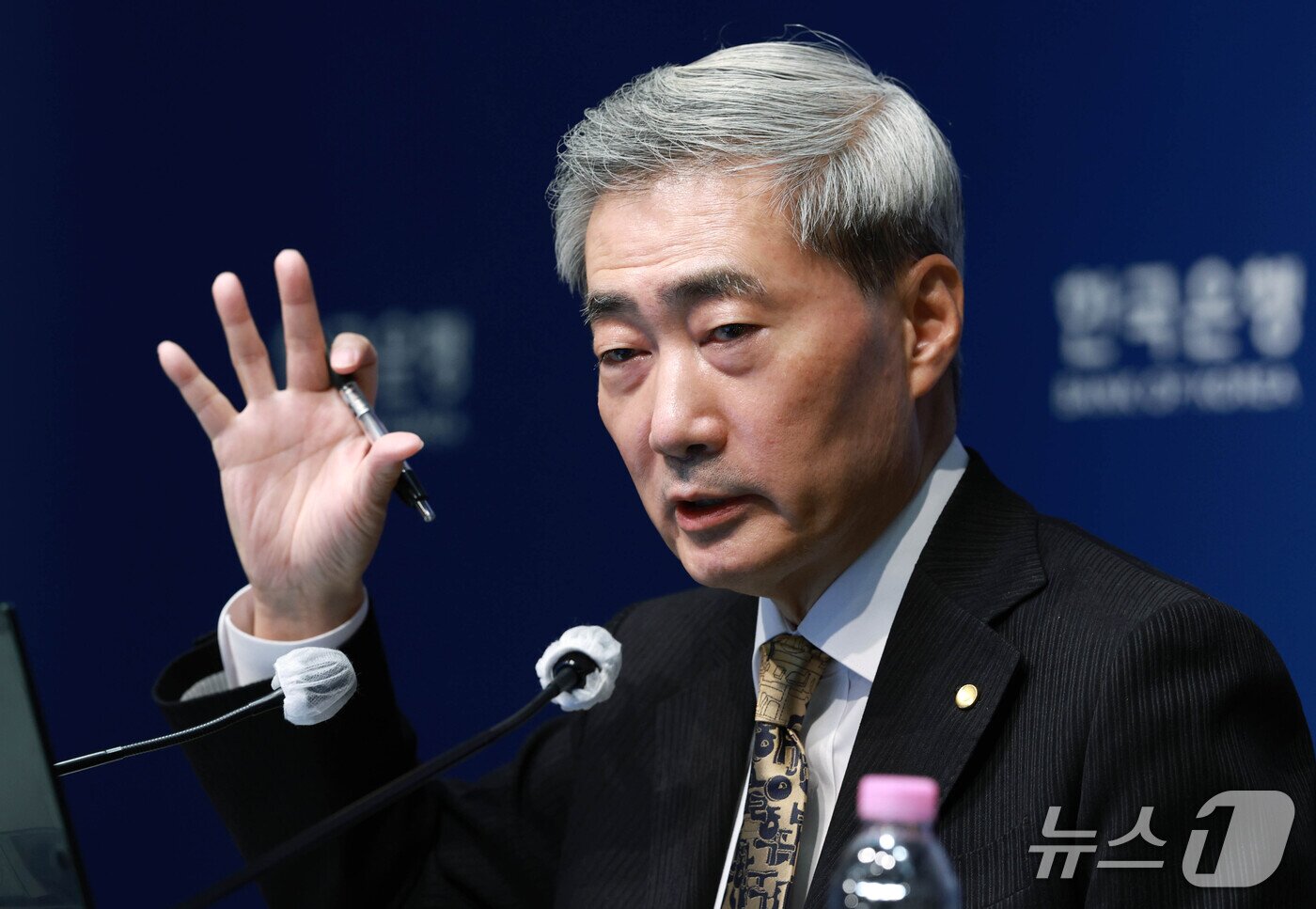 본문 이미지 - 신현송 한국은행 총재가 22일 서울 중구 한국은행에서 열린 금융통화위원회 통화정책방향 기자간담회에서 발언하고 있다. 2026.10.22 ⓒ 뉴스1 사진공동취재단