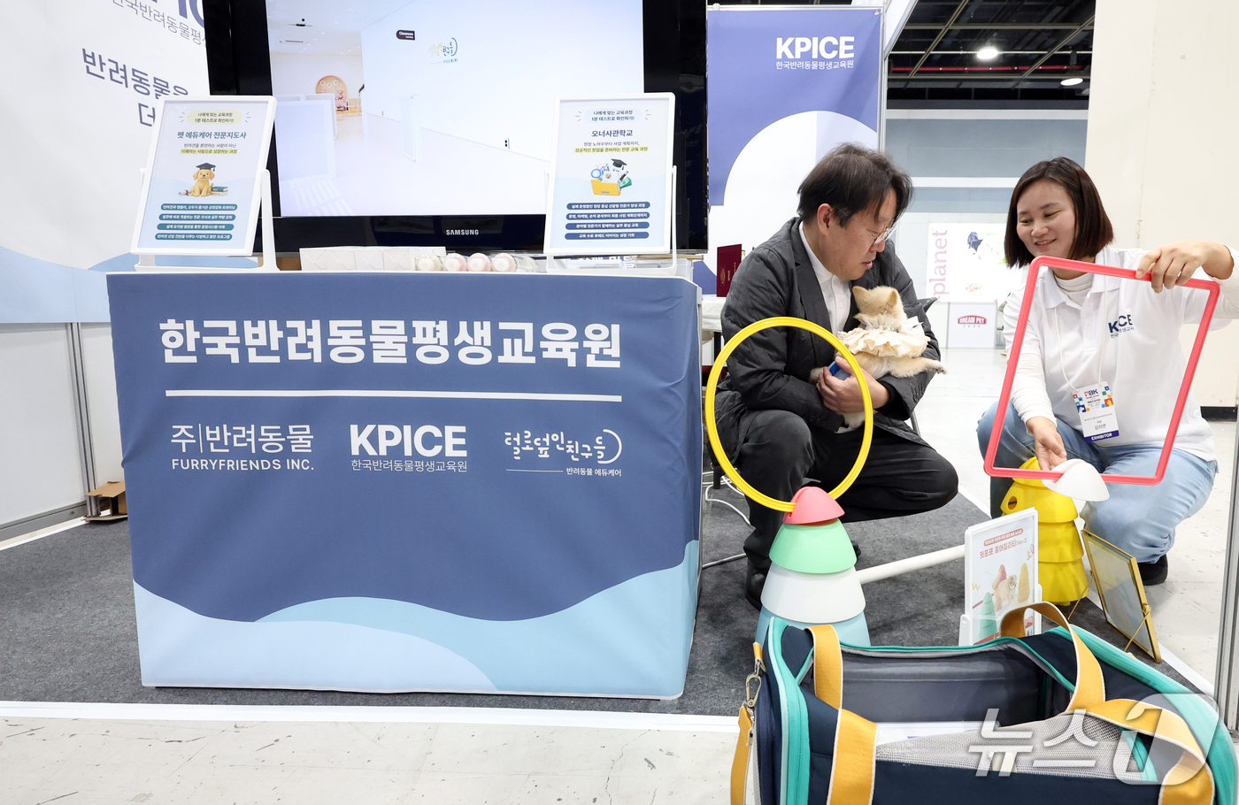 (서울=뉴스1) 김명섭 기자 = 22일 서울 강남구 aT센터에서 열린 펫비즈코리아 2026에서 한 시민이 한국반려동물평생교육원에서 반려견 교육 관련 상담을 하고 있다. 55개사 2 …