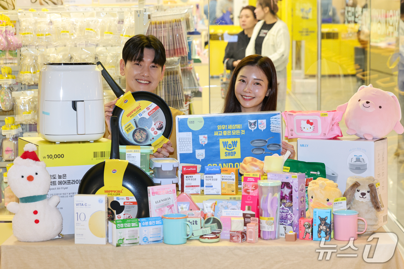 (서울=뉴스1) 안은나 기자 = 이마트가 서울 노원구 스타필드 마켓 월계에 100평 규모의 '와우샵'을 오픈한 22일 모델들이 이를 알리고 있다.이마트는 와우샵을 통해 이마트 고유 …