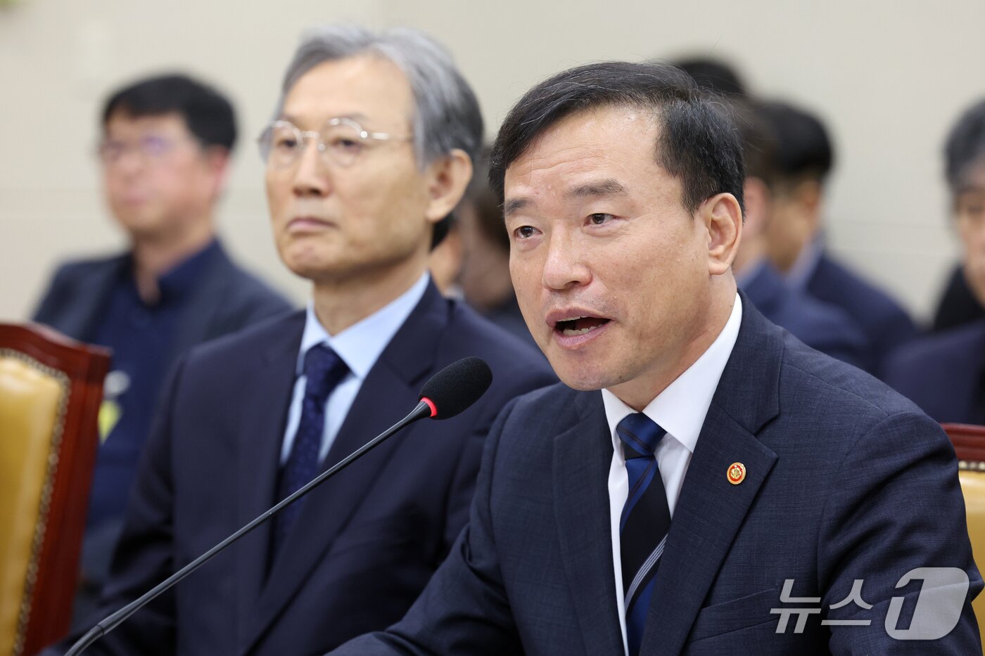 본문 이미지 - 김종철 방송미디어통신위원장이 22일 서울 여의도 국회 과학기술정보방송통신위원회에서 열린 방송미디어통신위원회 등에 대한 국정감사 종합감사에서 의원 질의에 답하고 있다. 2026.10.22 ⓒ 뉴스1 황기선 기자