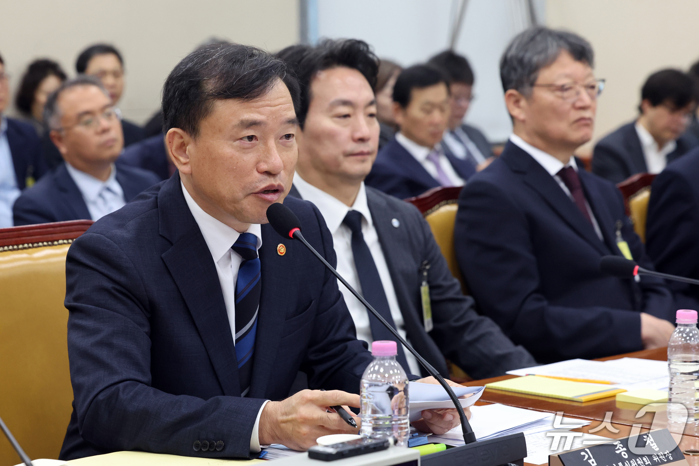 (서울=뉴스1) 황기선 기자 = 김종철 방송미디어통신위원장이 22일 서울 여의도 국회 과학기술정보방송통신위원회에서 열린 방송미디어통신위원회 등에 대한 국정감사 종합감사에서 의원 질 …