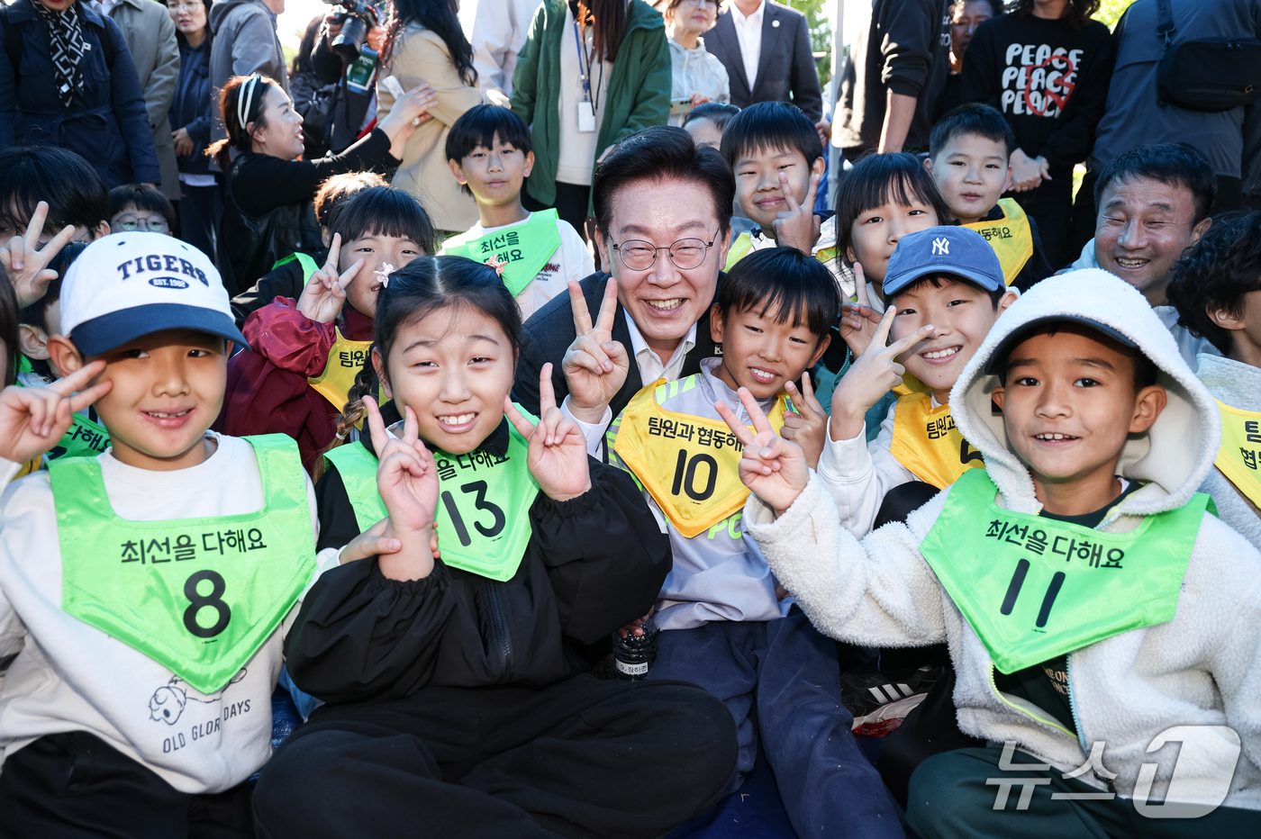 (익산=뉴스1) 이재명 기자 = 이재명 대통령이 22일 전북 익산 왕궁초등학교에서 열린 가을 행복학교 체육한마당에서 어린이들과 기념촬영을 하고 있다. (청와대통신사진기자단) 202 …